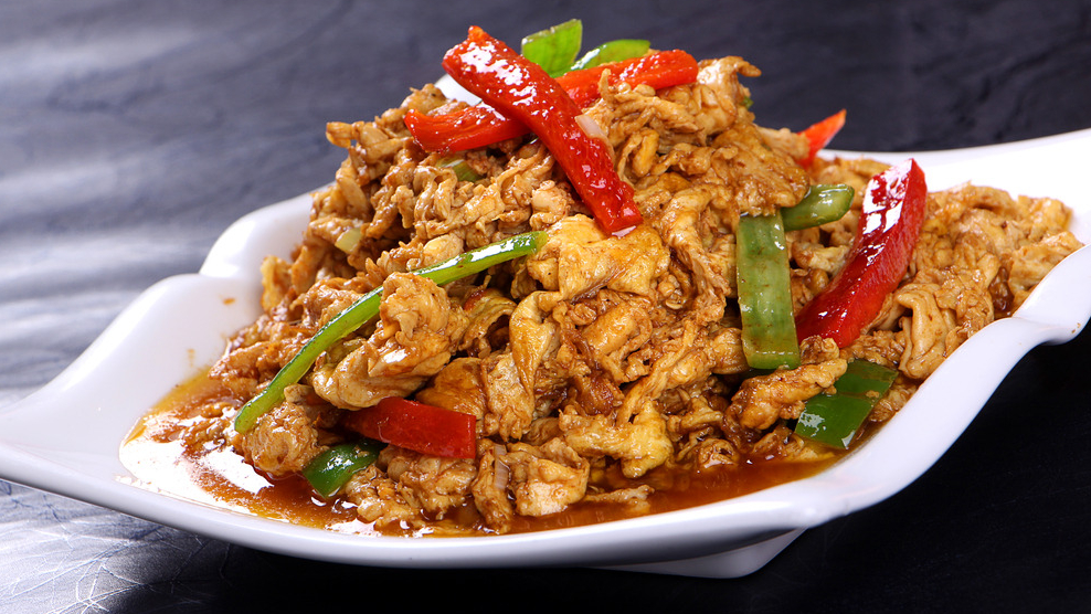 酱炒鸡蛋,东北的一道家常下饭菜,由东北大酱和鸡蛋制成,制作简单,口味