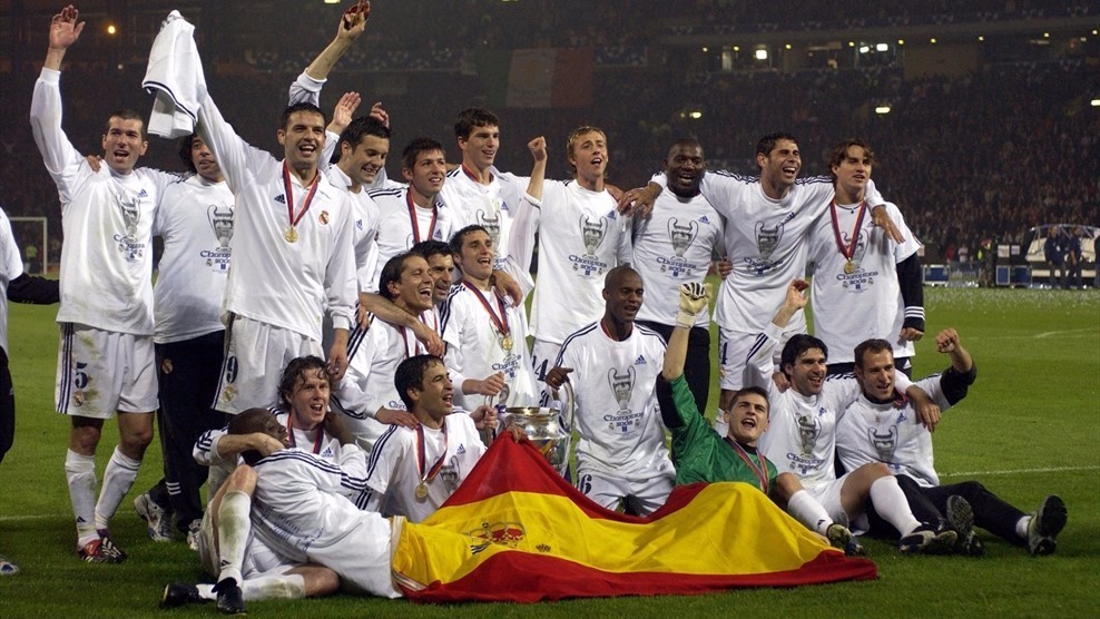 皇马获得2002年欧冠奖杯