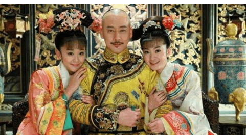 还珠格格里的小燕子和紫薇事实上,乾隆皇帝的父亲形象并不是给紫薇和