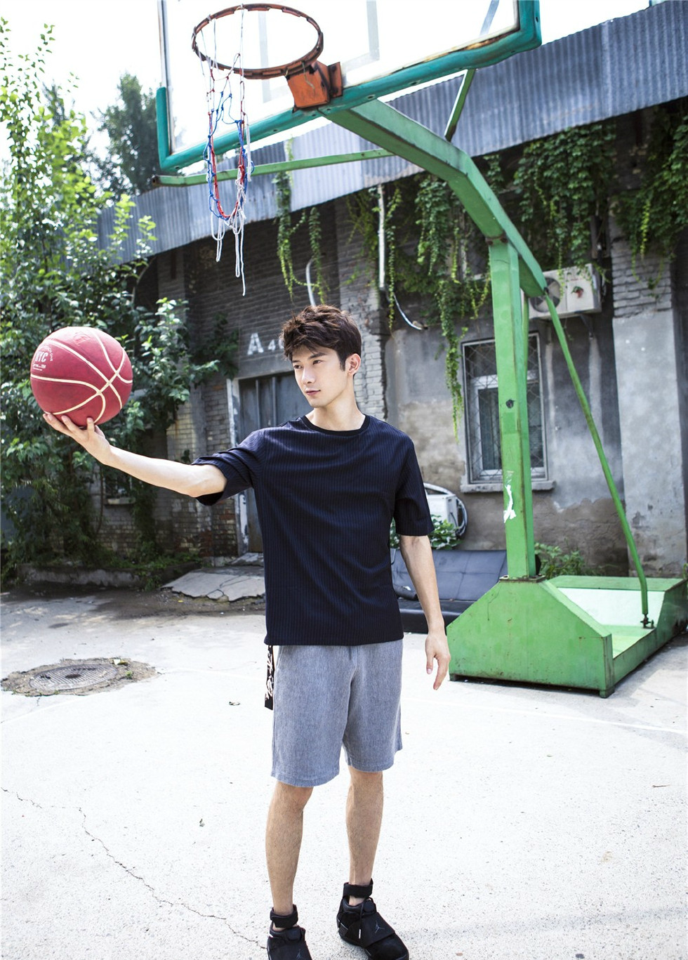 刘芮麟曝出一组打篮球照片,被玉公子圈粉