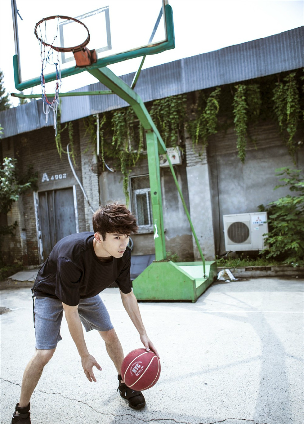 刘芮麟曝出一组打篮球照片,被玉公子圈粉