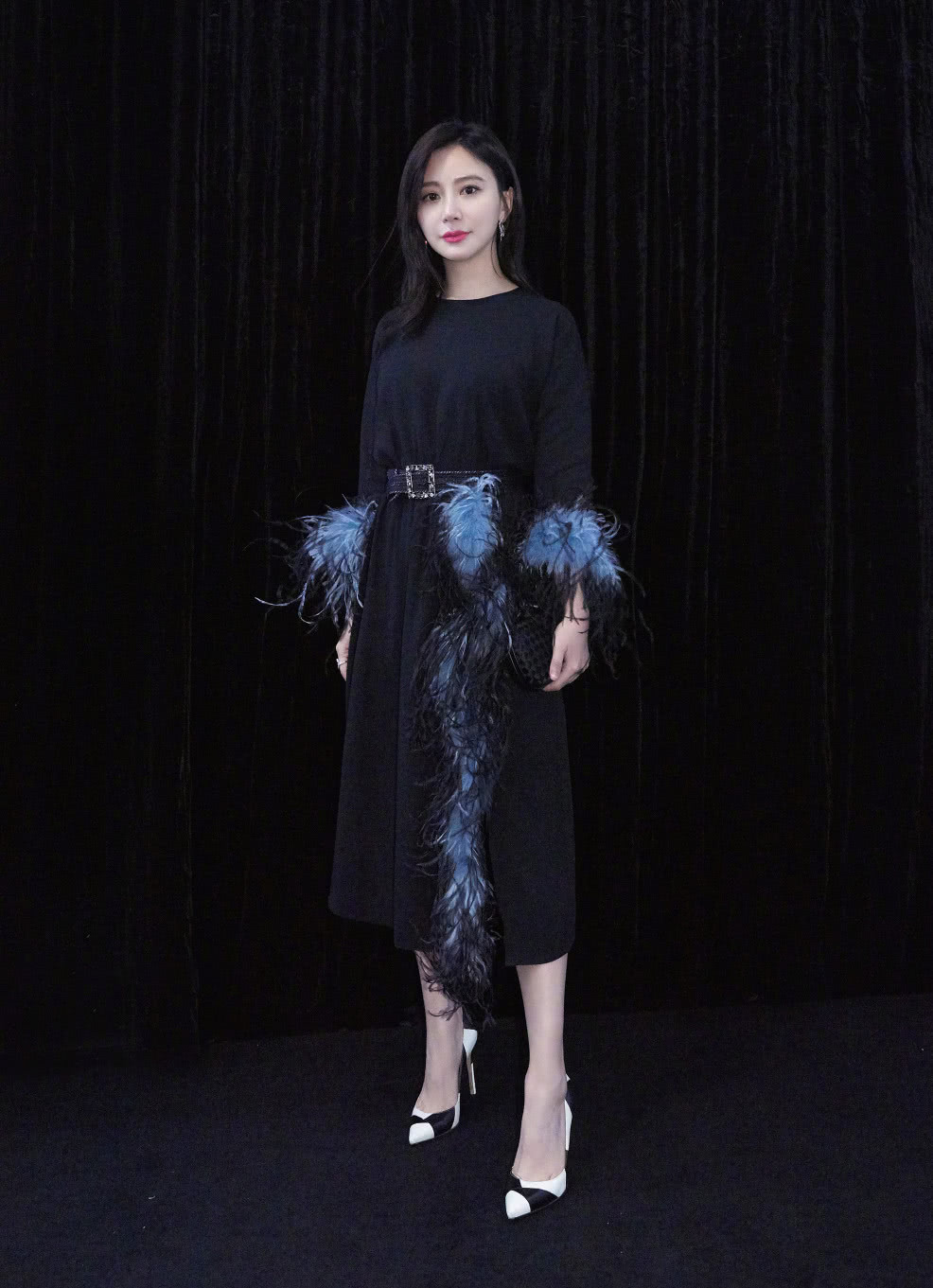 她被曝竟和王宝强传绯闻手滑点赞李小璐丑闻颜值爆表美得独特