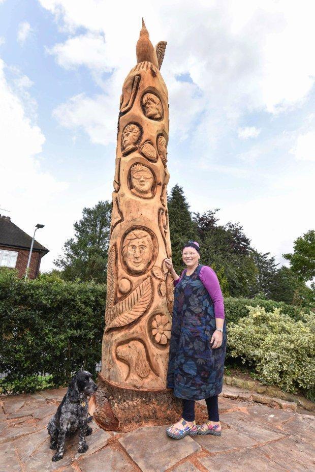 母亲癌症晚期想为家人留纪念, 砍掉门前树雕每个家人脸成图腾柱