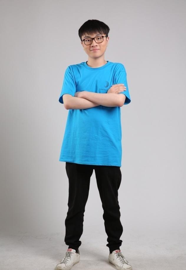 牛百川是原英雄联盟主播德云色的一名直播员,国服高分路人,在笑笑的