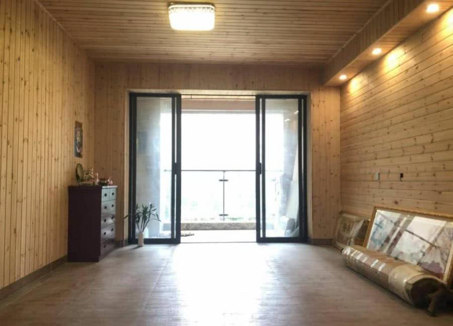 第一次见有人用原木条装修房子,全屋贴木板,长见识了