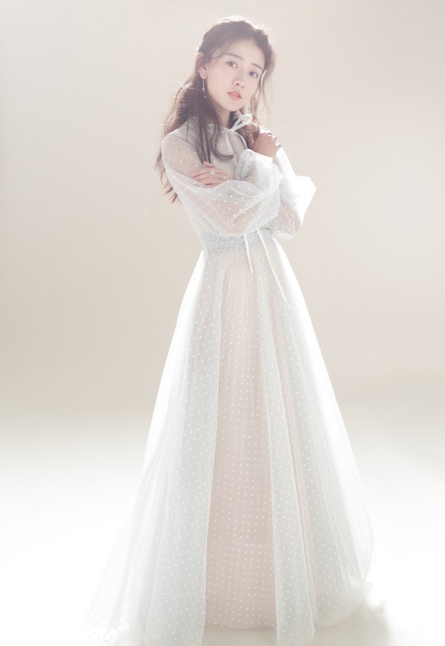 曲小檀太美了穿一条蚊帐裙却像仙女好羡慕蒲巴甲