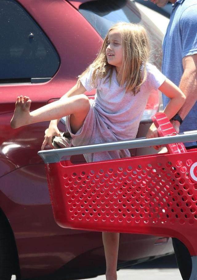 安吉丽娜朱莉小女儿12月穿短袖光脚逛超市这率性不要太帅气