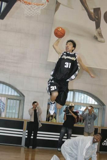 男篮天才球员19岁去世, 曾隔扣NBA球星, 詹姆