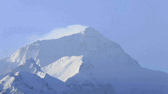 云开雾散,珠穆朗玛的雄姿逐渐显现天边.