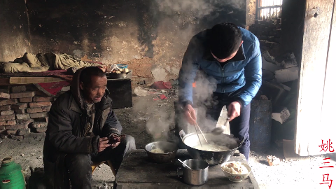 农村70岁孤寡老人从来不炒菜,原来他是这样. 来自姚三马 - 微博