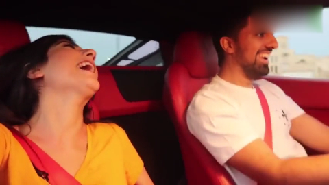 迪拜王子开法拉利去买华为手机,打开盒子后才