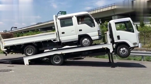 日本小型拖车运输小货车 看货车是怎样开上拖车的