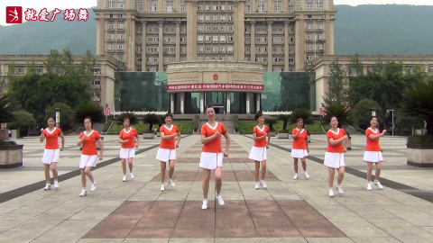 都市美女白领下班回家 衣服都没换就跳起广场