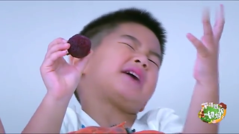 小鱼儿吃杨梅酸出终极表情包,隔着屏幕都感觉牙酸的不行