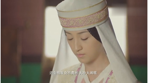 《解忧公主》阿彩帮阿伊腊打扮打扮这个样子东西却被阿彩留下