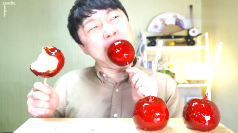 韩国小哥吃冰糖苹果,几大口一个脆脆的,看着好过瘾!