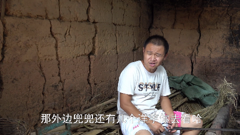 农村四哥:王四现在变勤快了,和爸爸一起挖地沟,这天气有点热