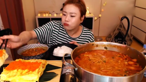 韩国美女吃蒸蛋 ,配一锅泡菜炖面 ,吃着特别能下饭