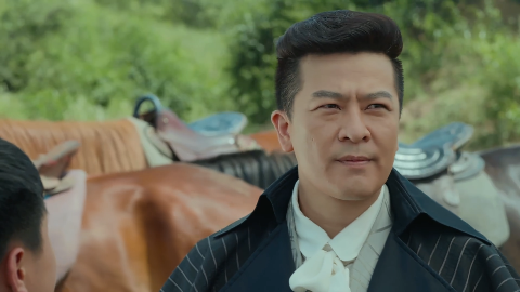 隆延宗策马奔腾追赶戏班子,竟要当场搜出盼娣与招娣