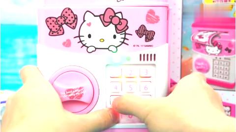 凯蒂猫把存钱罐打开设置密码