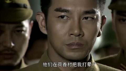 鬼子战壕里正吃着饭突然跳进来一个八路军小鬼