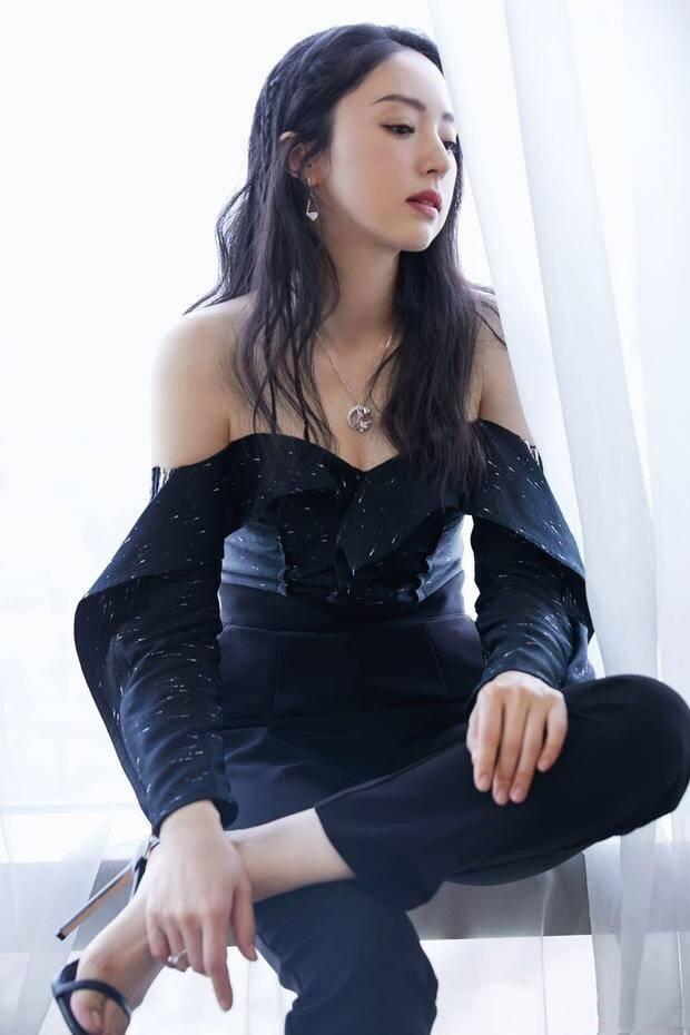 董璇终于不再低调穿一字肩低胸装性感惊艳网友高云翔咋想的