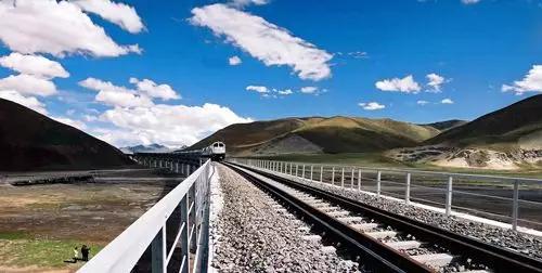 这条战略大通道,由大格铁路,格库铁路,库伊铁路,并连接泛亚铁路四段