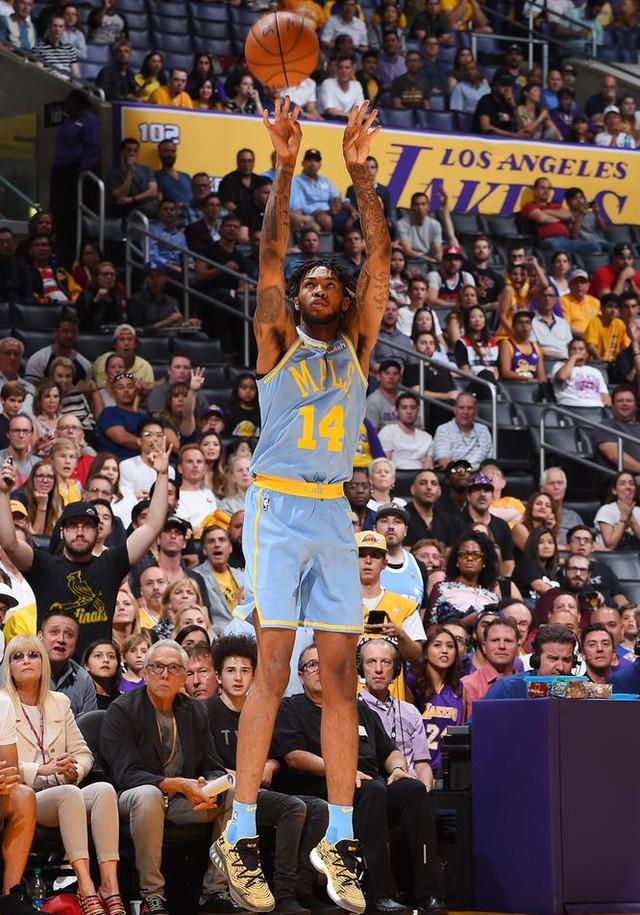 这个阵容一点也不矮呀!兰德尔打中锋,除了身高,臂展,其它都不吃亏.