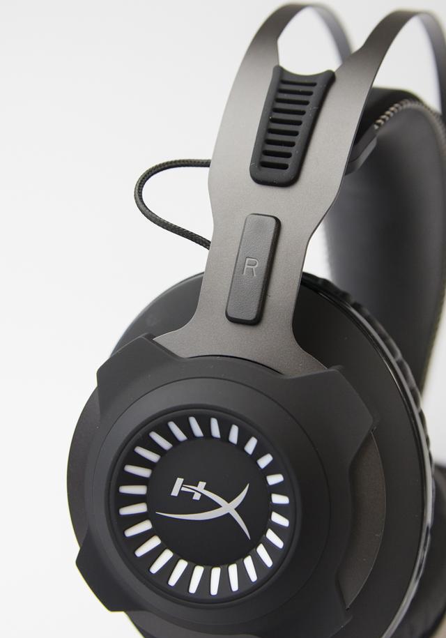 耳机两侧有标明 l 和 r 可以轻松分辨左右边,辨析起来很便捷.