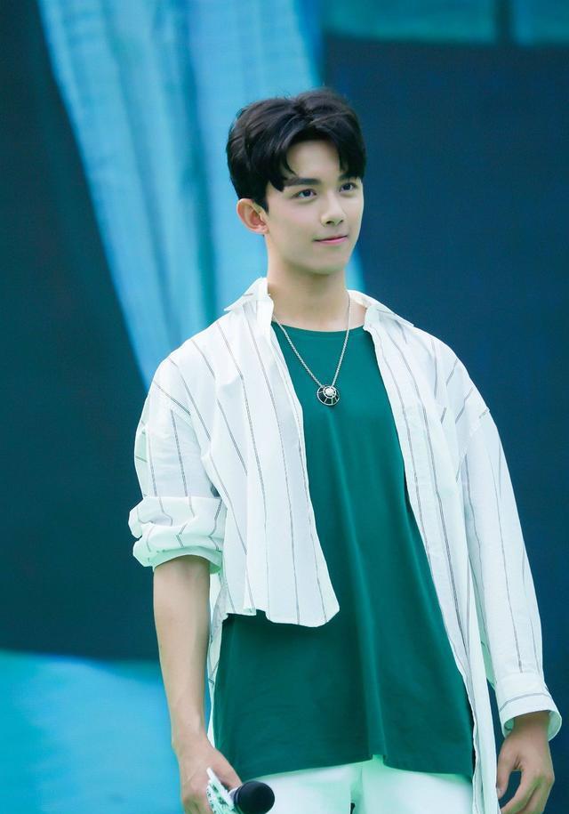 吴磊这小伙, 又帅气了不少, 再懒的男生跟他穿, 也能帅出天际