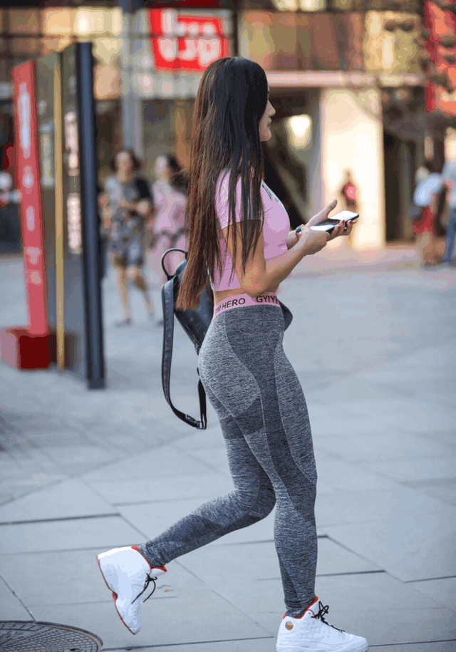 街拍: 健美女生魔鬼身材太劲爆, 前凸后翘, 你敢惹吗?