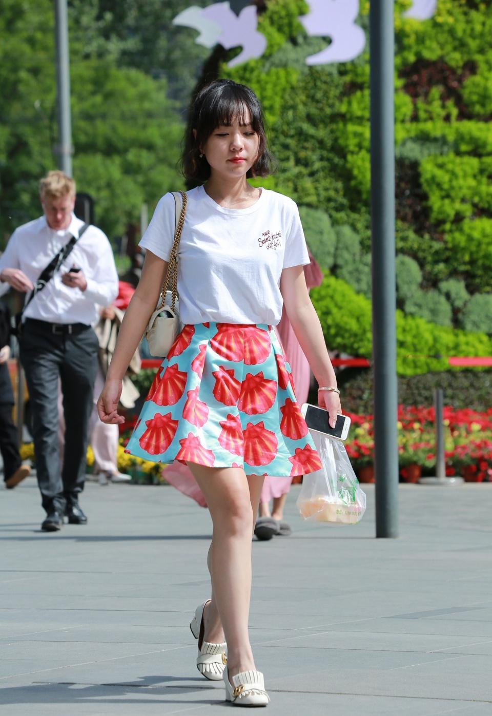 路人街拍, 小清新美女, 碎花短裙更显可爱