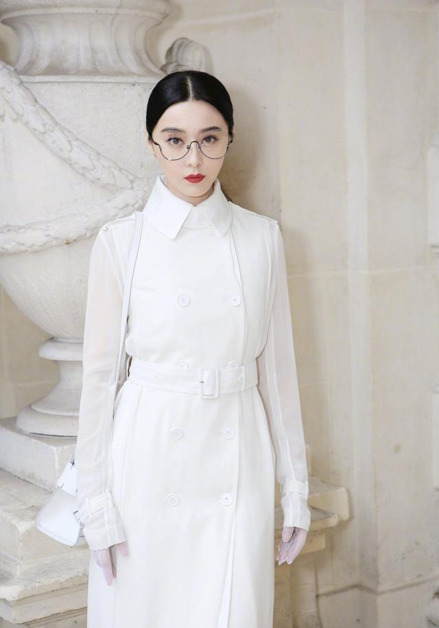 范冰冰亮相巴黎春夏时装周,圣女系与暗黑系造型随意切换