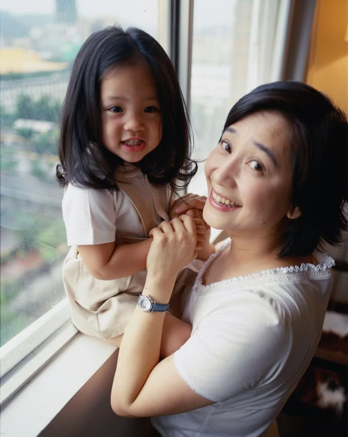 明星在母亲节晒妈妈陈伟霆的妈妈霸气王鸥的妈妈也是个女神