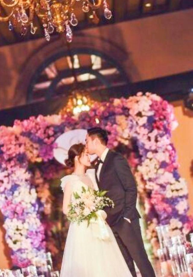 阿娇婚纱照曝光，婚礼现场哭成泪人，细微之处看赖弘国有多爱她