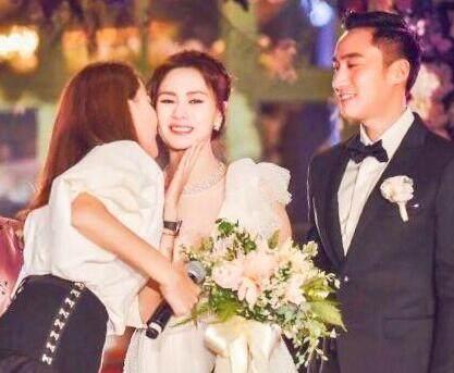 阿娇婚纱照曝光，婚礼现场哭成泪人，细微之处看赖弘国有多爱她