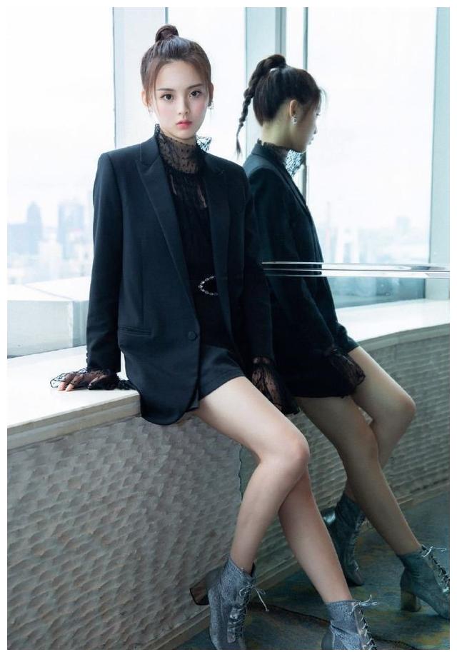 当164孟美岐和168杨超越同台演出,却穿出大长腿和锥子腿的