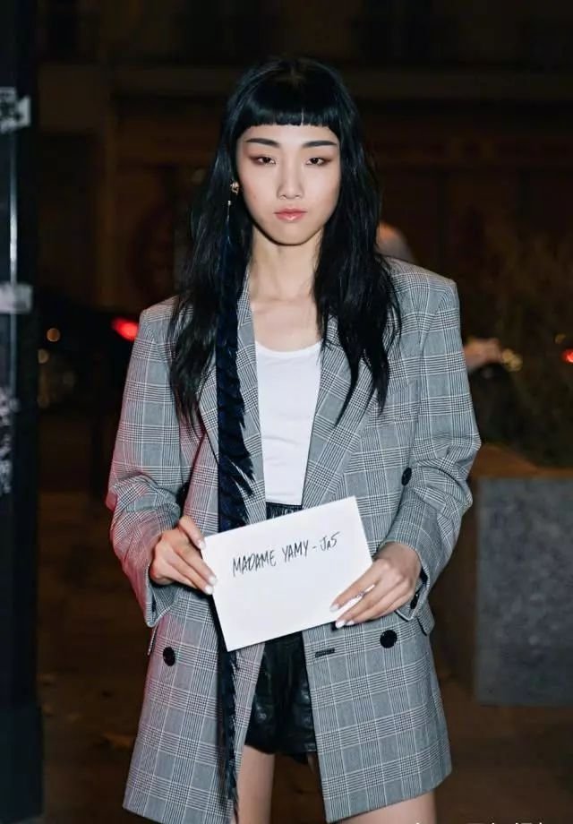 火箭少女成员先后亮相时装周,孟美岐出师不利,紫宁被疑整容