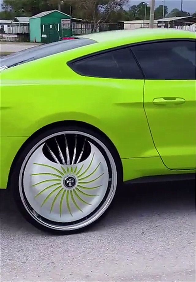 38万福特野马现街头,车漆是"绿色",轮毂尺寸比牧马人的还大!