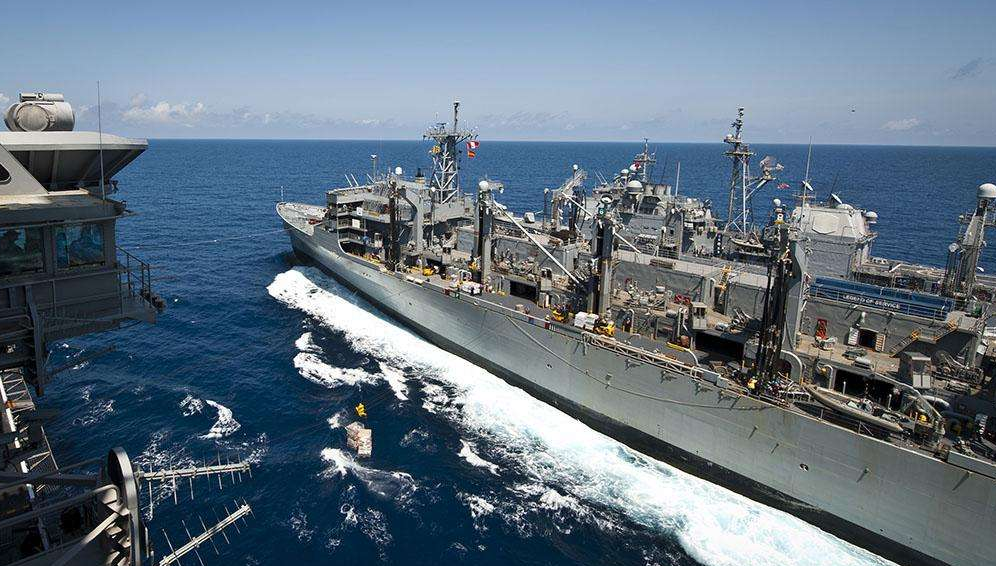 美军舰在我国近海遗失装备,无奈打出中文横幅求助,我渔民立大功