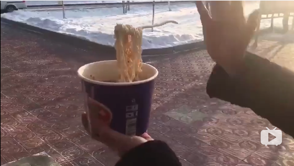 南方小伙去北方过冬,在户外吃泡面,下一秒让人哭笑不得