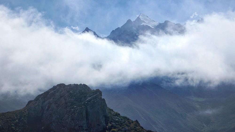 雪宝顶垭口.云慢漫山尖