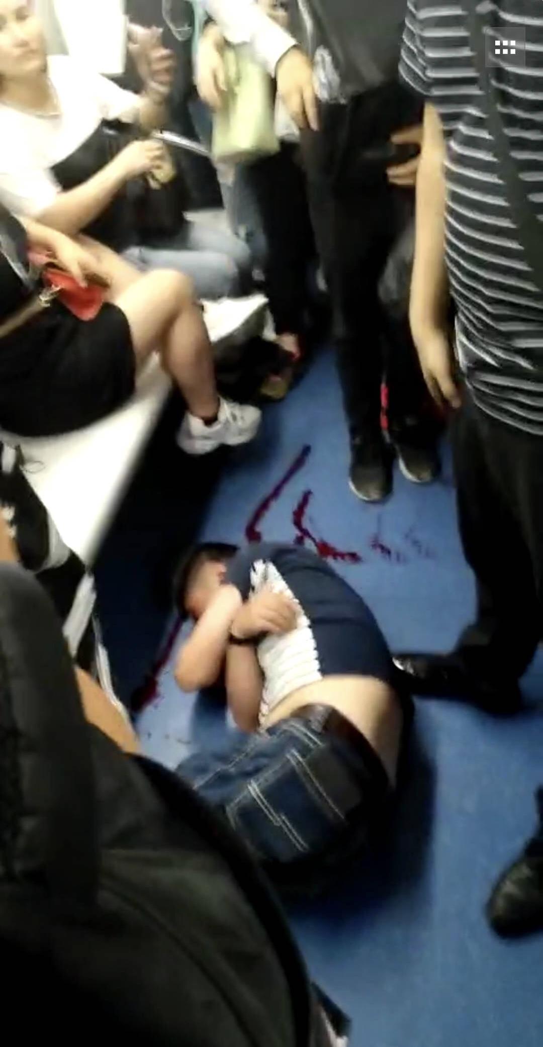 地铁5号线,小伙子因让座被大打出手,流了一地血