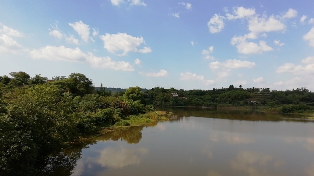 青龙湖位于大安区大山铺镇,原系1954年修建的青龙水库,依山就势,造成