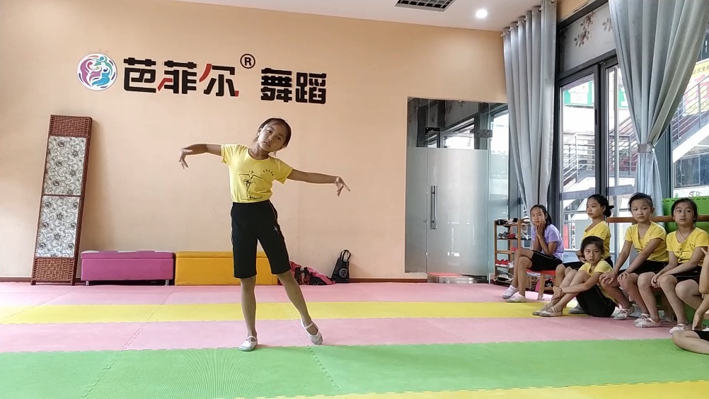 5.2班的《盗将行》即兴舞蹈