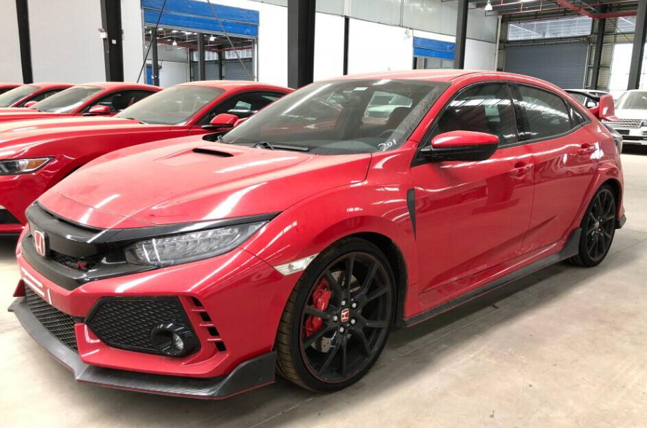 首台19款本田思域type-r提车,骚红车身太炫,65万你说值不值?