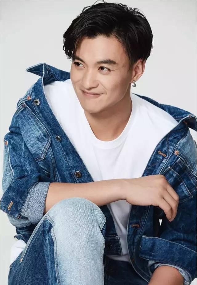 周一围颠覆以往形象,留起长发瞬间老十岁,网友:这款发型太土气