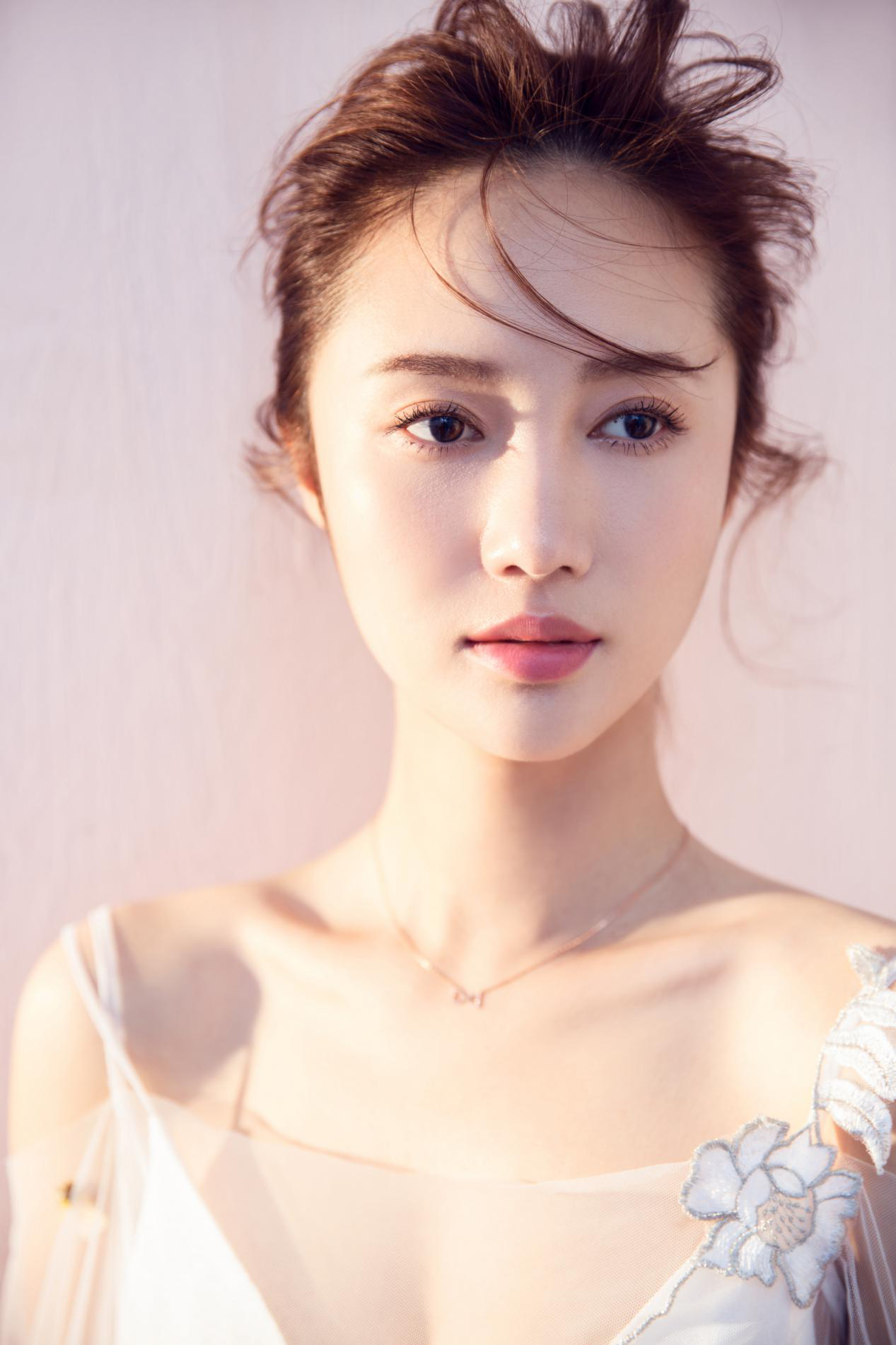 韩与诺初夏时尚写真曝光 灵动优雅仙气逼人