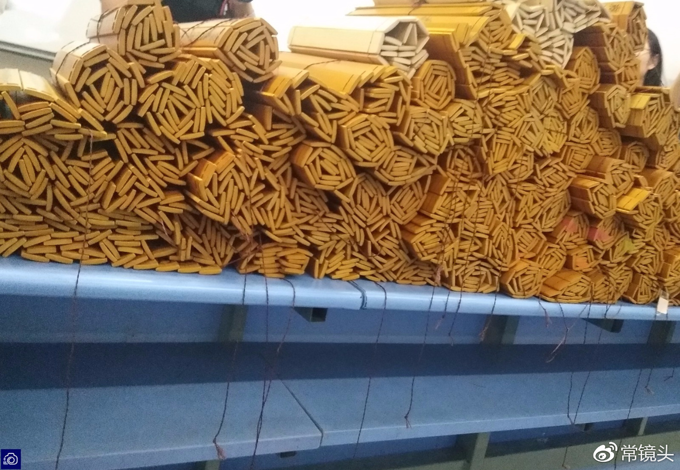 大学生用篆书在竹简上完成作业结果200公斤竹简堆满讲桌