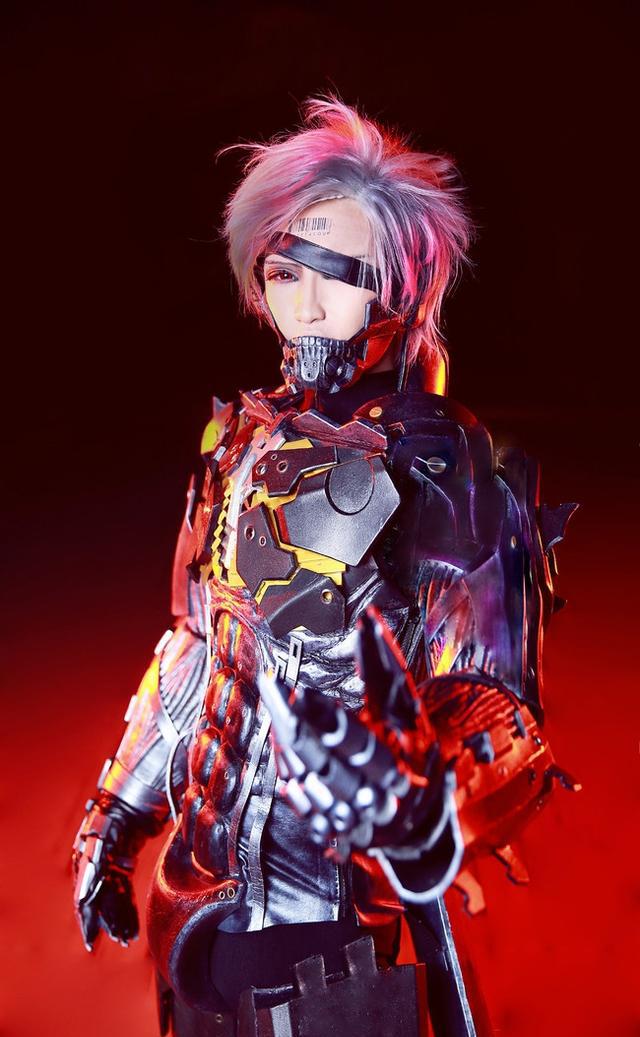 《合金装备崛起:复仇》雷电cos,炫酷道具流怎一个帅字了得